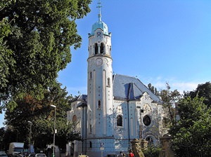 La famosa Chiesa blu di Bratislava come vista dal nord.