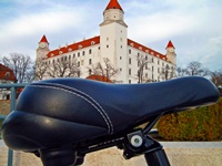 Der Sattel eine Fahrrads, das sich gerade zur Burg Bratislava annähert.