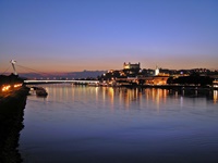 Der Sonneruntergang über der Burg Bratislava, der Donau und dem Martinsdom.