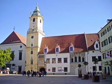 Ein schöner Blicke auf den Hauptplatz in Bratislavas Altstadt - Hlavne namestie