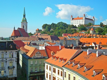 Eine herrliche Aussicht auf die Burg Bratislava, den Martinsdom und rote Dächer der Altstadt Bratislavas