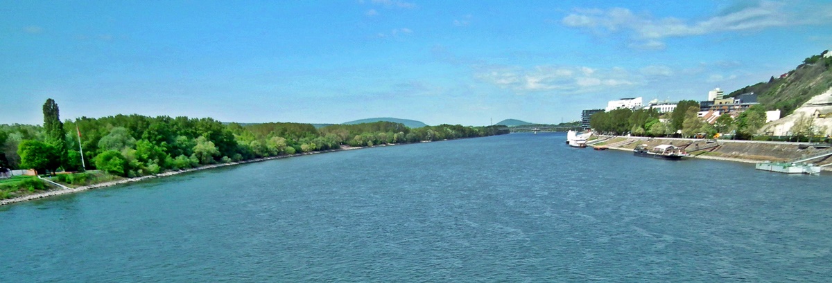 Mohutný Dunaj na vstupujúci do Bratislavy videný z Mostu SNP v Starom Meste